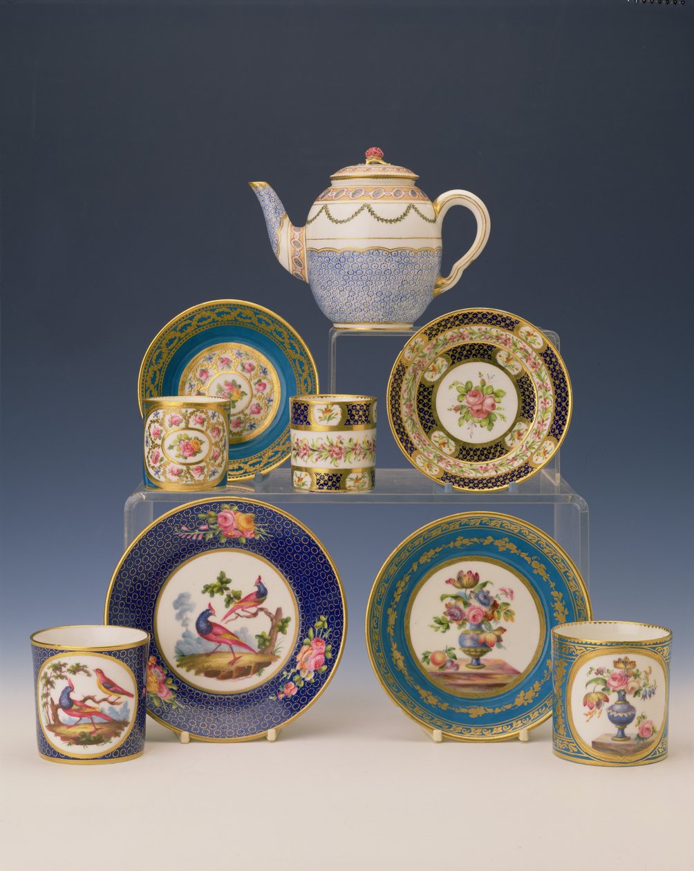Válogatás teáskannákból, tányérokból és csészékből, 1770 körül (porcelán) alkotó: French School