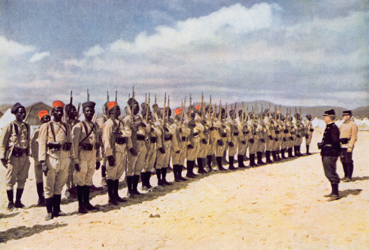 Szenegáli gyalogság a Frejus-i tengerparton (színes fénykép után), 1915 alkotó: French School