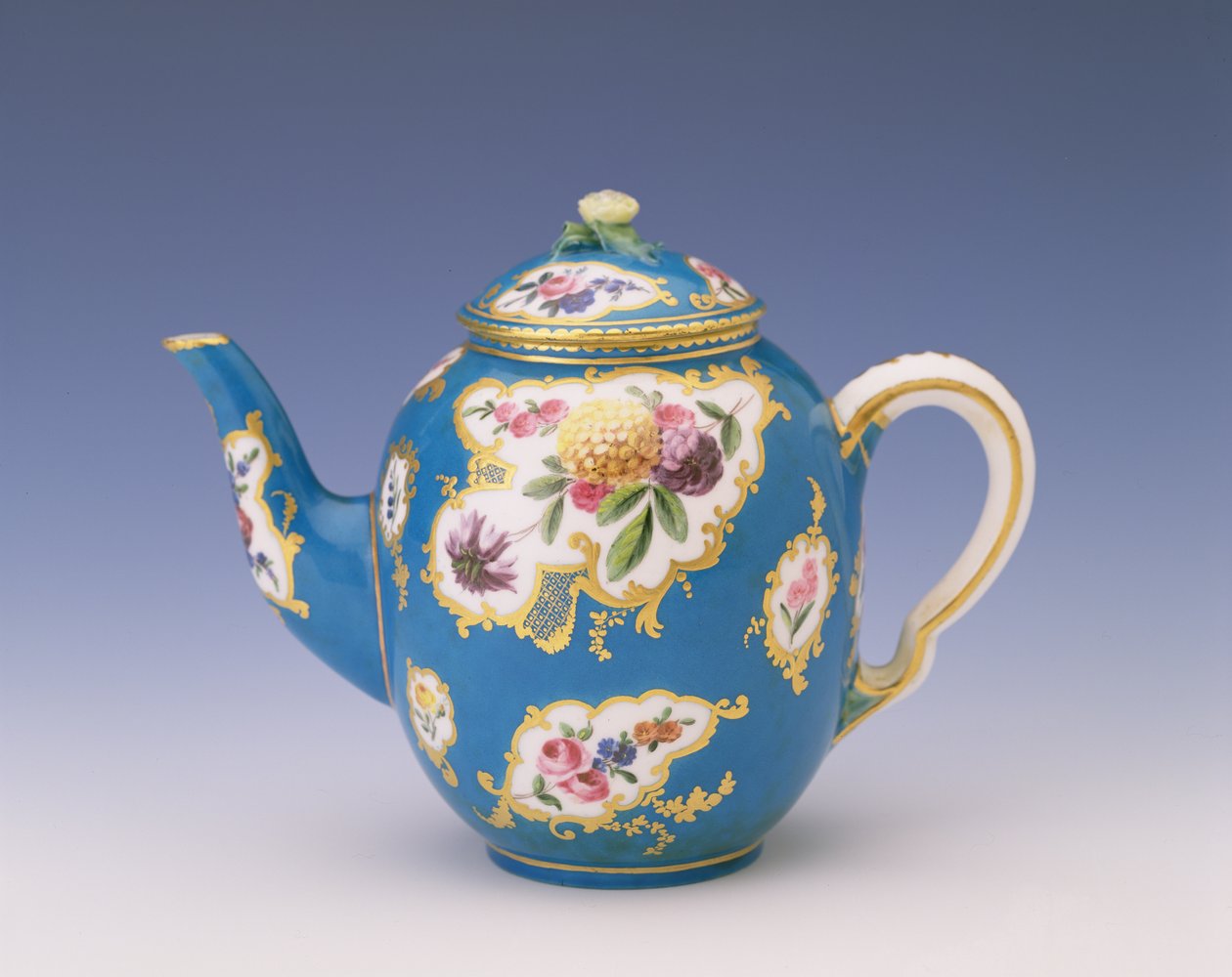 Sevres teáskanna bleu celeste darálással, 1766 (porcelán) alkotó: French School