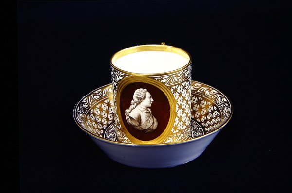 Sevres csésze és csészealj XVI. Lajos képmásával, 1775 körül (porcelán) alkotó: French School