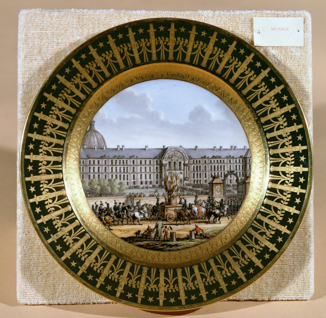 Sevres tányér, amely II. Frigyes (1712-86) kardjának érkezését ábrázolja a Hotel des Invalidesben (porcelán) alkotó: French School