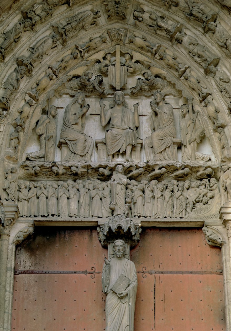 A déli portál timpanonja, amely a trónoló Krisztust ábrázolja egy Beau Christ figurával a lenti trumeau-n, XII. század alkotó: French School
