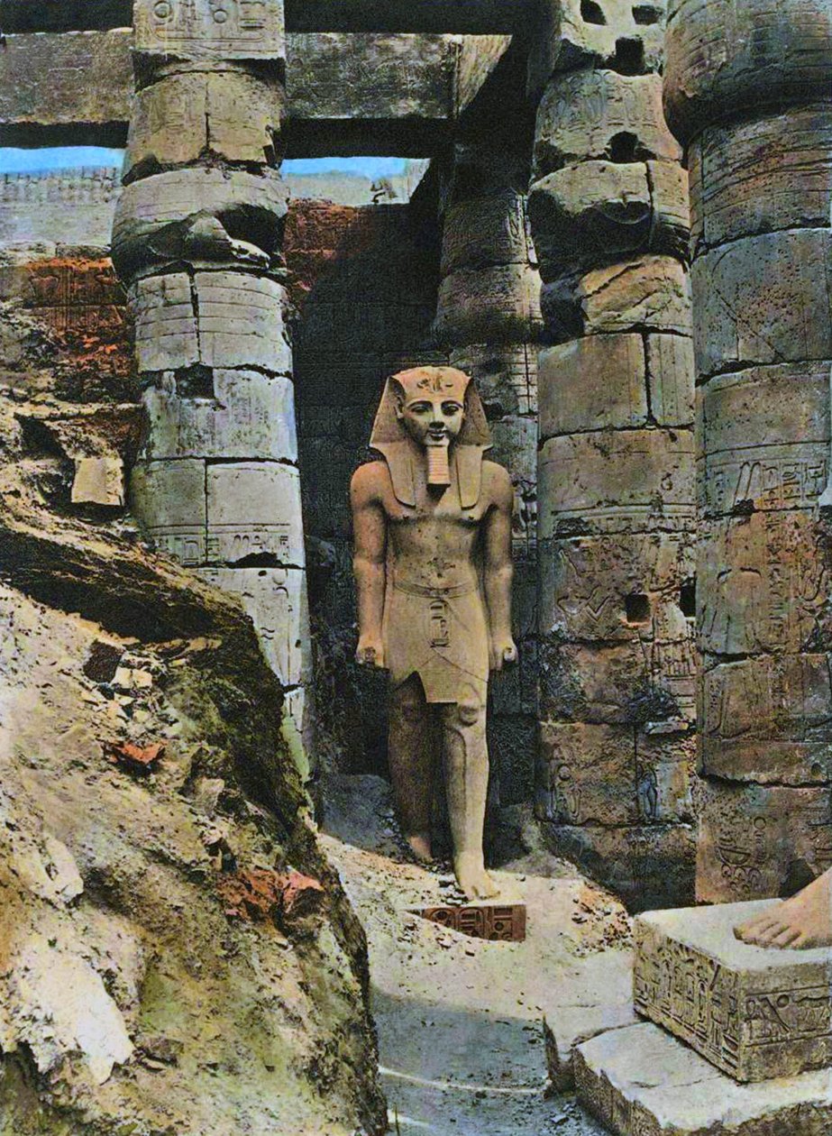 II. Ramszesz szobra, Luxor, Egyiptom, 1903 (kézzel színezett fotó) alkotó: French School