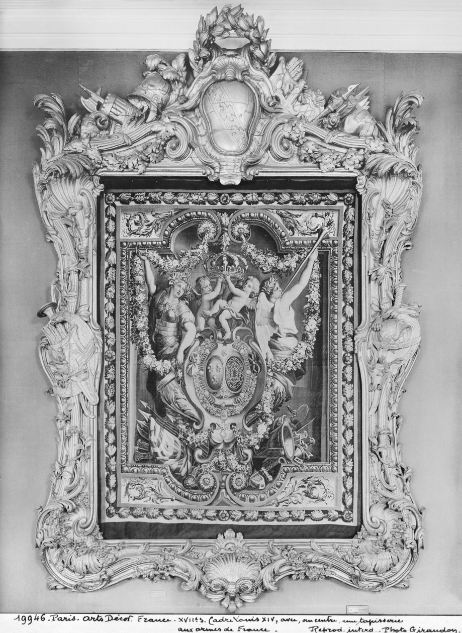 A francia királyi család címerének kárpitja XIV. Lajos kerettel alkotó: French School
