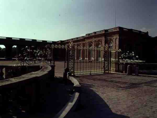 A Nagy Trianon elülső bejárata, 1725 körül (fotó) alkotó: French School