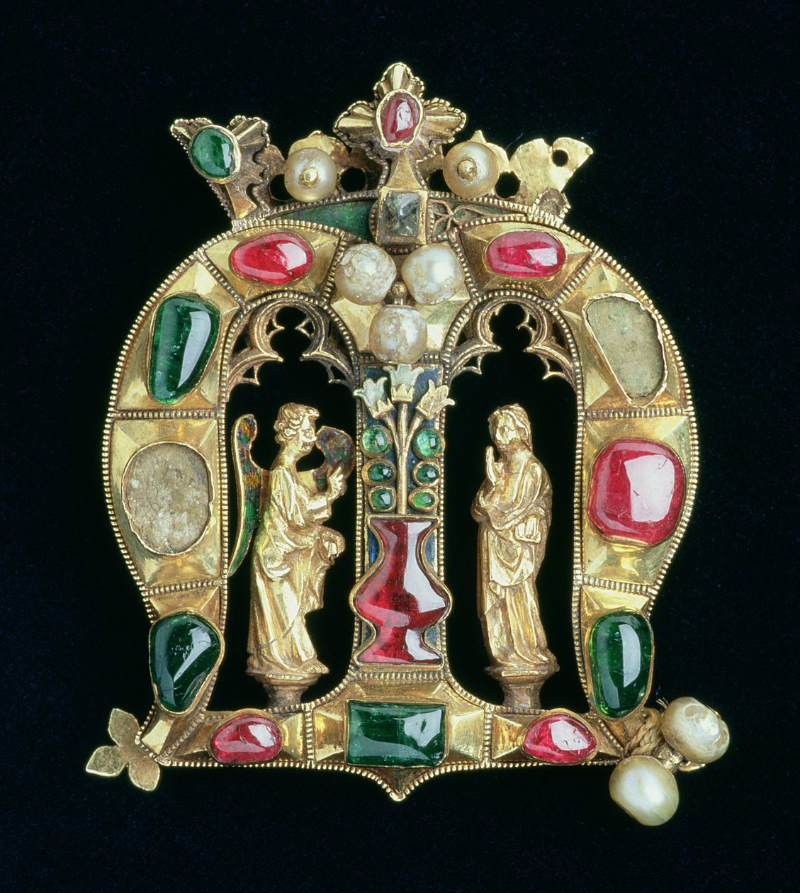 A Hylle Jewel, koronás lombardikus kezdőbetűs M, angyali üdvözlet figurákkal, 14. század vége (ezüst-aranyozott készlet rubinokkal, gyémántokkal, smaragddal és gyöngyökkel) alkotó: French School