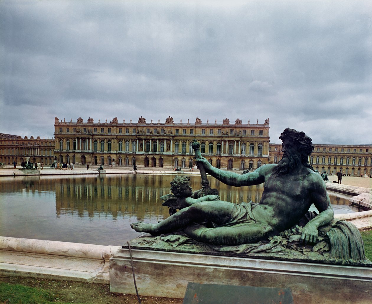 A Rhone, Jean-Baptiste Tuby (1630-1700) szökőkútja, háttérben a kastéllyal alkotó: French School