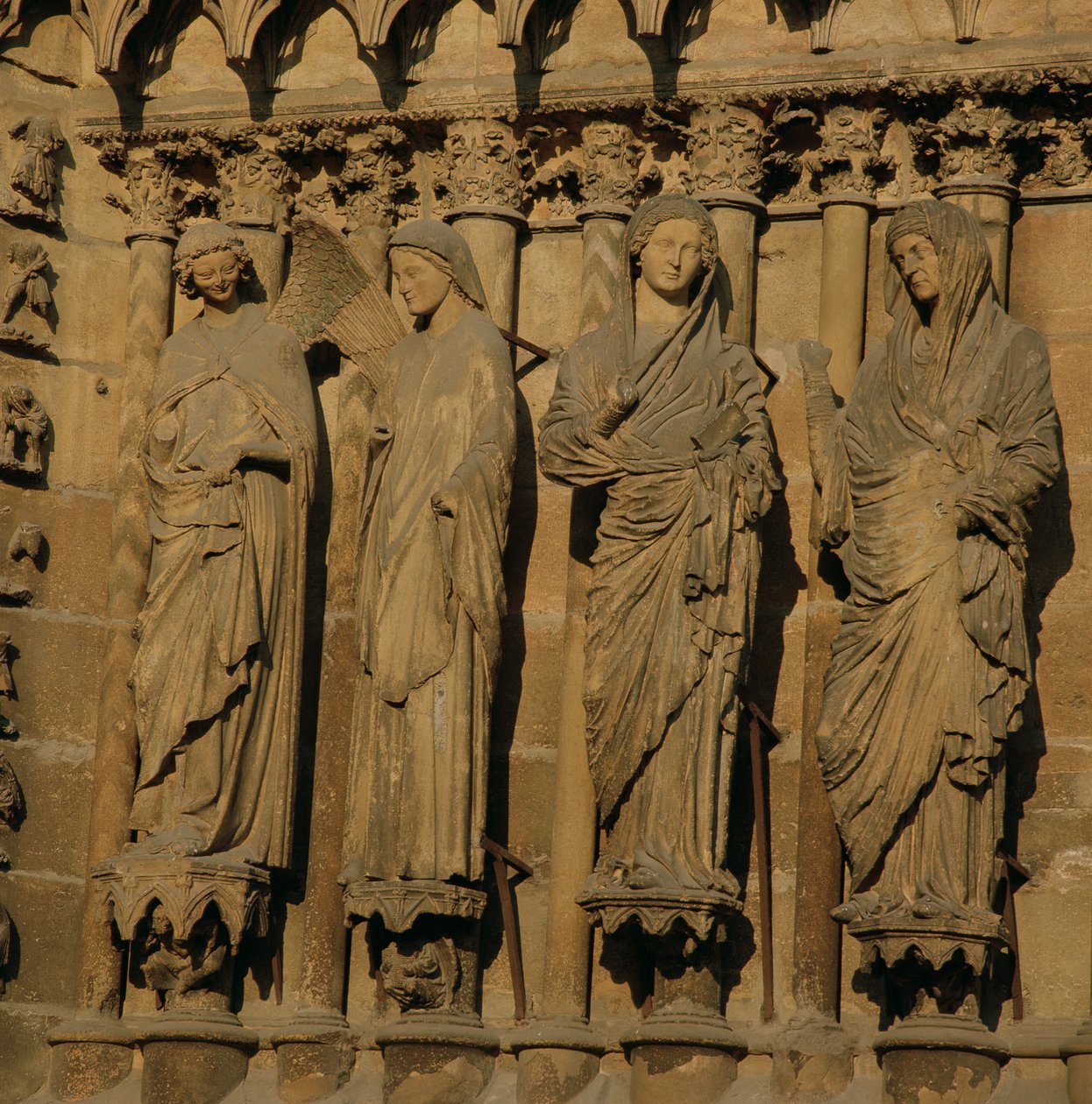 A vizitáció, négy karámfigura a székesegyház nyugati homlokzatáról, 1230-40 körül (mészkő) (lásd: 62274) alkotó: French School