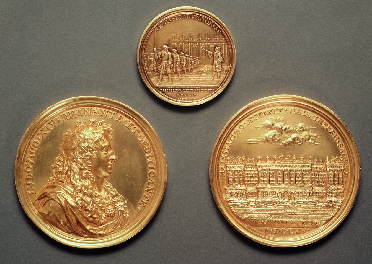 Felül: Recto = Les Revues, 1680, Thomas Bernard; Alul: verso = XIV. Lajos profilja, recto = A Louvre oszlopsora, Jean Warin III (1604-72) Bernini-projektje (arany) alkotó: French School