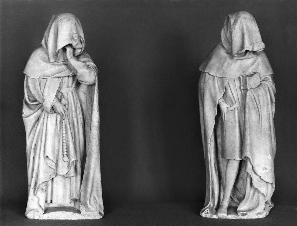 Két gyászoló, Jean de Berry herceg (1340-1416) sírjából 1450-53 körül (alabástrom) alkotó: French School