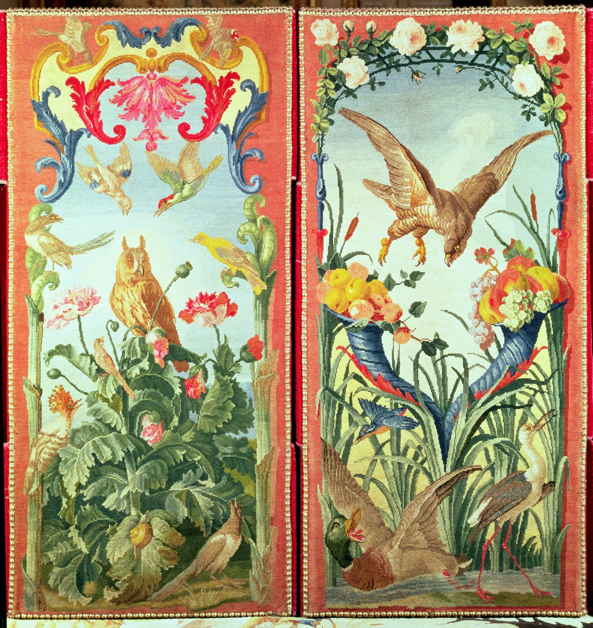 Két összecsukható paravánba készült szőnyegpanel, madarakat, virágokat és gyümölcsöket ábrázolva, Savonnerie Műhely (textil) alkotó: French School