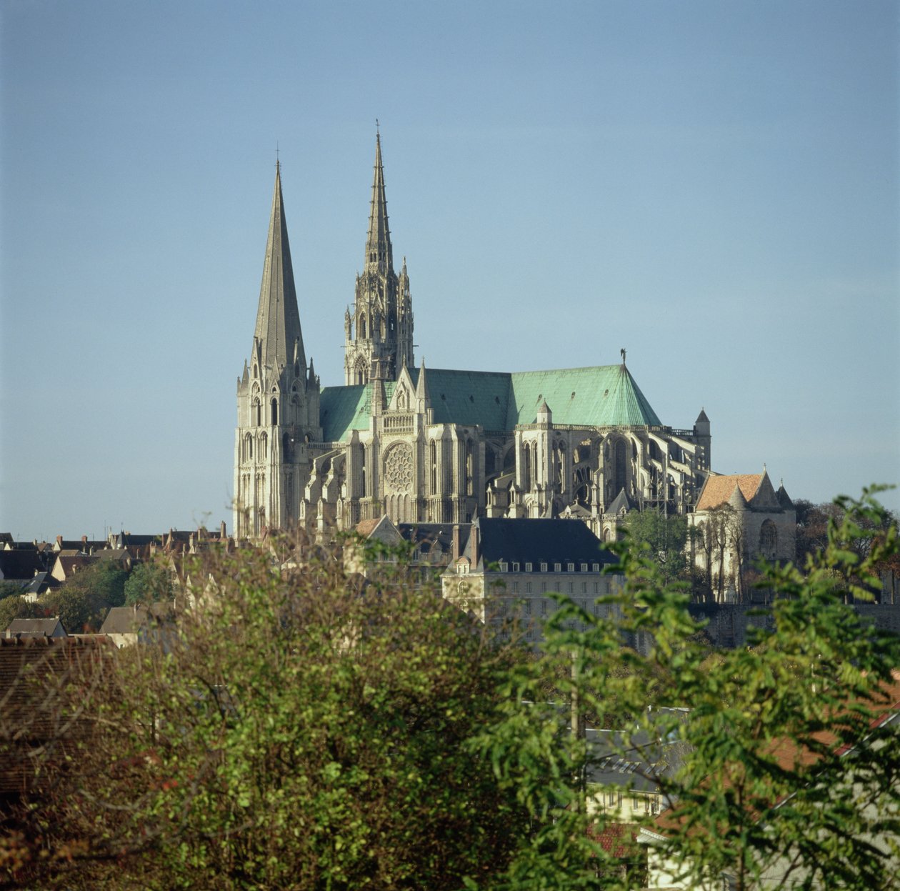 Kilátás a Chartres-i katedrálisra, délkelet felől, 1194-ben kezdődött alkotó: French School