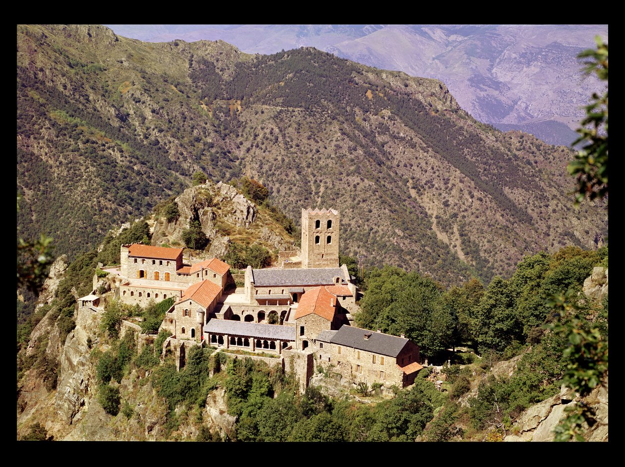 Kilátás a St. Martin du Canigou-i apátságra alkotó: French School