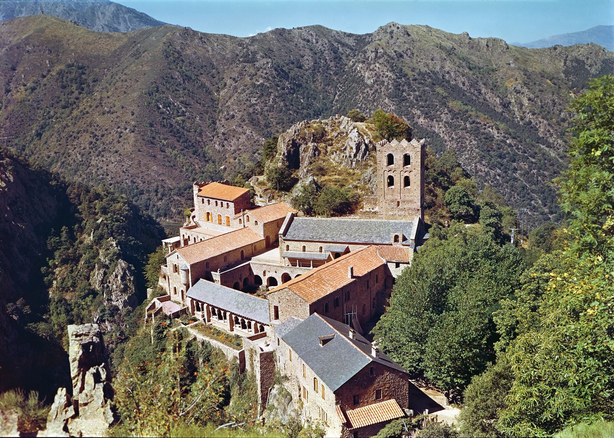 Kilátás a St. Martin du Canigou-i apátságra alkotó: French School