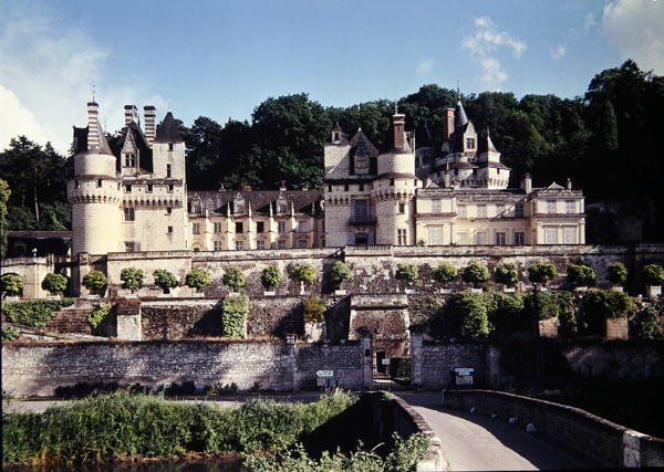 Kilátás az Antoine de Bueil számára 1480 előtt épült Chateau dUsse-ra alkotó: French School