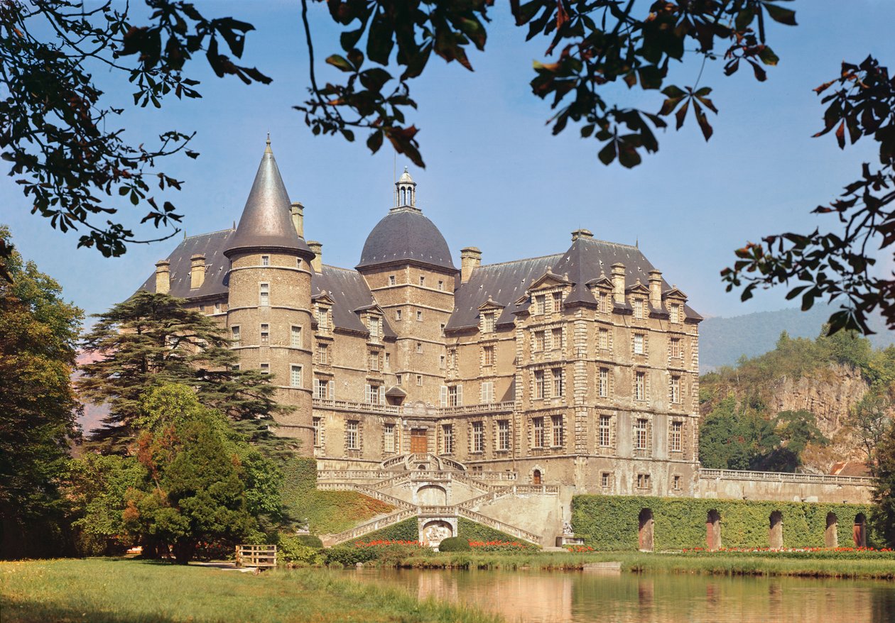 Kilátás a Chateau de Vizille-re, amelyet Lesdiguieres rendőrkapitánya számára építettek 1611-19-ben alkotó: French School