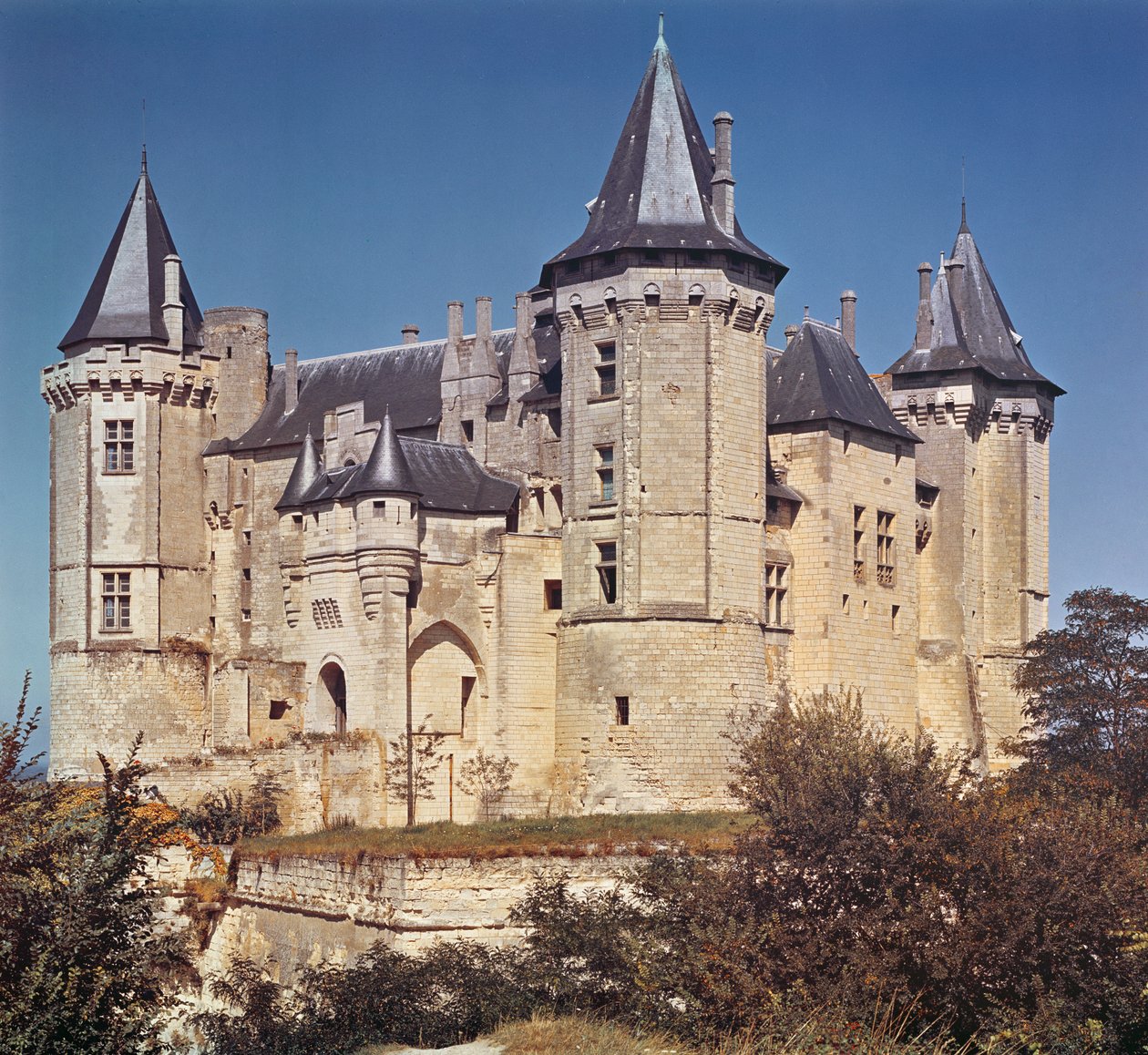 Kilátás a kastélyra, amelyet 1227-ben St. Louis újjáépített, és a 16. században Bartolommeo megerősített alkotó: French School