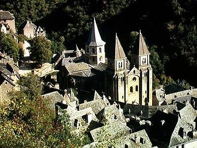 Kilátás az 1140 körül épült St. Foy templomra alkotó: French School