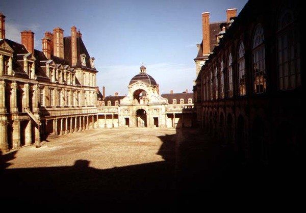 Kilátás a Cour de lOcale-ra és XIII. Lajos keresztelőkápolnára alkotó: French School