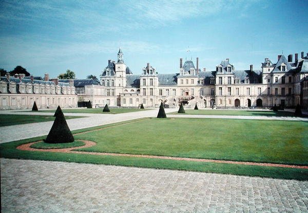 A Cour du Cheval Blanc kilátása a patkó alakú lépcsőházra alkotó: French School