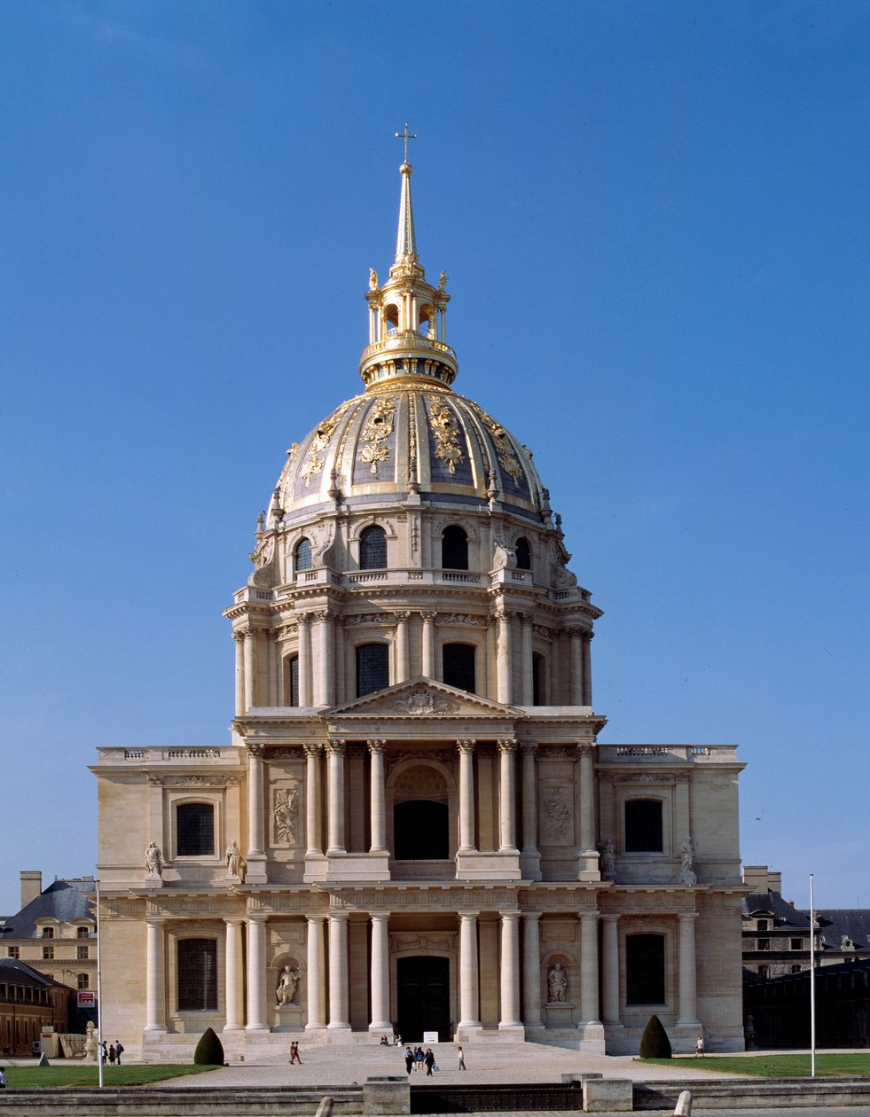 Kilátás a Hotel des Invalidesre, egy párizsi emlékműre, melynek építését XIV. Lajos rendelte meg 1670-ben. Párizs alkotó: French School