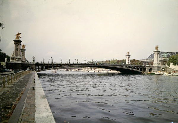 Kilátás a Pont Alexandre III-ra, amelyet Louis-Jean Resal (1854-1920) és Amedee Alby (1862-1942) építettek az 1900-as világkiállításra, 1897-1900 alkotó: French School