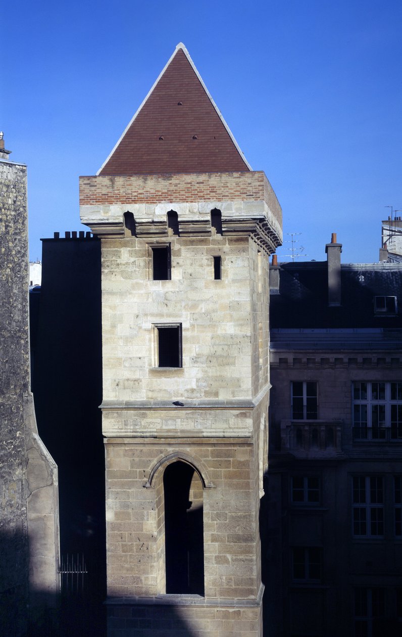 Félelem nélküli János-torony, amelyet 1408-ban épített 1408-ban a burgundiai I. János, akit félelem nélkül Jánosként ismernek (1371-1419), Orléans hercegének meggyilkolását követően. A Hotel de Bourgogne része volt, egykori Artois erige szállodája a földön alkotó: French School