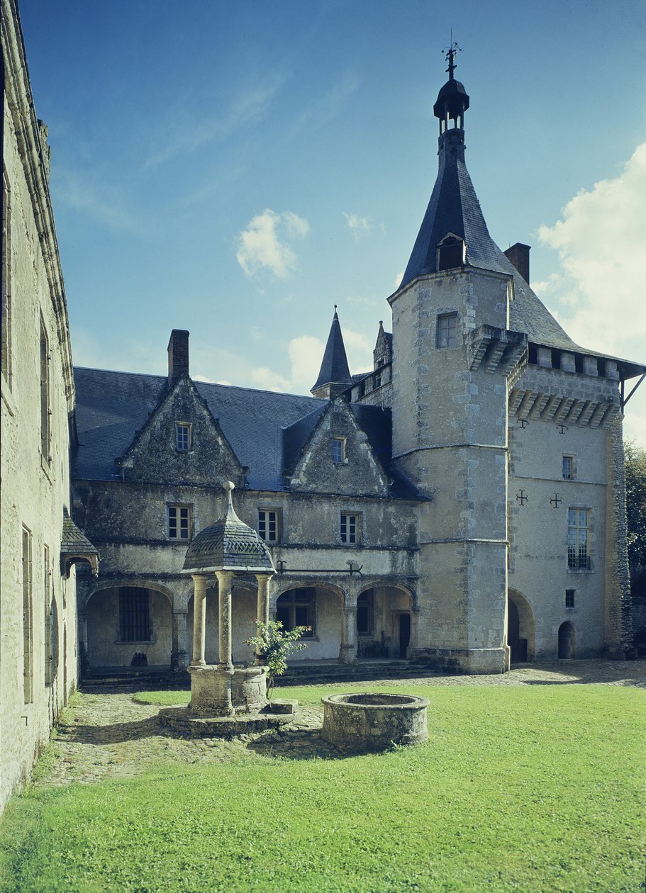 Kilátás az udvarra a főépülettel és egy kúttal, 1520-ban épült alkotó: French School