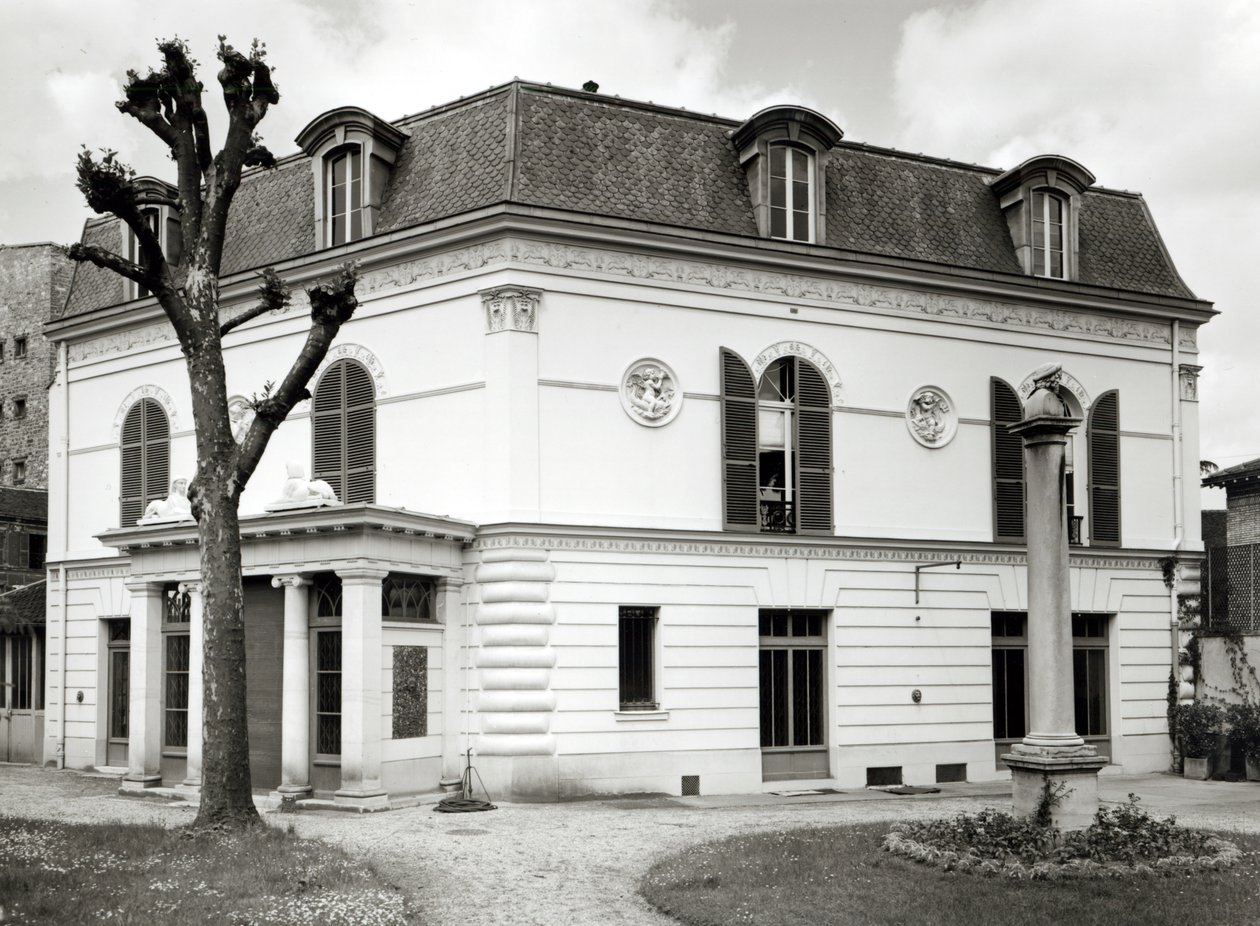Kilátás az 1880-1921 között épült Bibliotheque Marmottan homlokzatára a kertből alkotó: French School