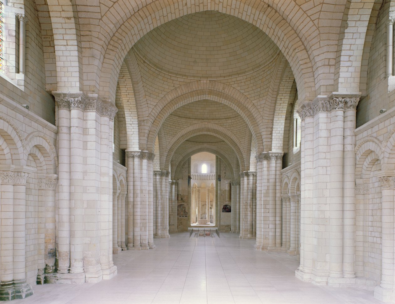 Kilátás az apátsági templom főhajójára és apszisára II. Henrik (1133-89 angol király és felesége, Aquitániai Eleanor (†1204)) képmásaival alkotó: French School