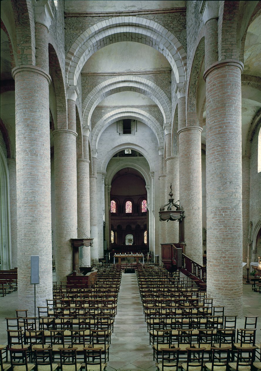 Kilátás a templomhajóra, az oltár felé nézve alkotó: French School