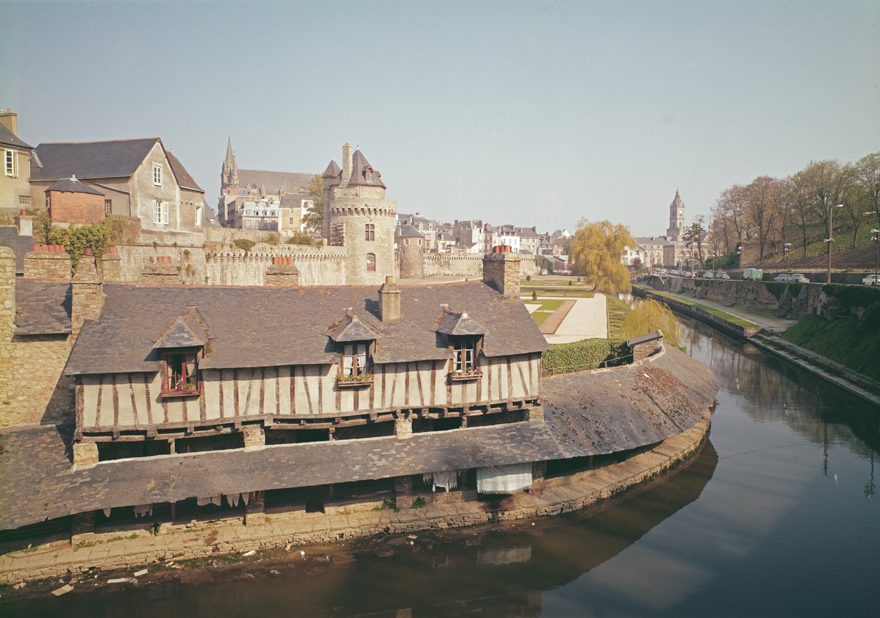 Kilátás a régi erődítményekre és egy mosóházra alkotó: French School