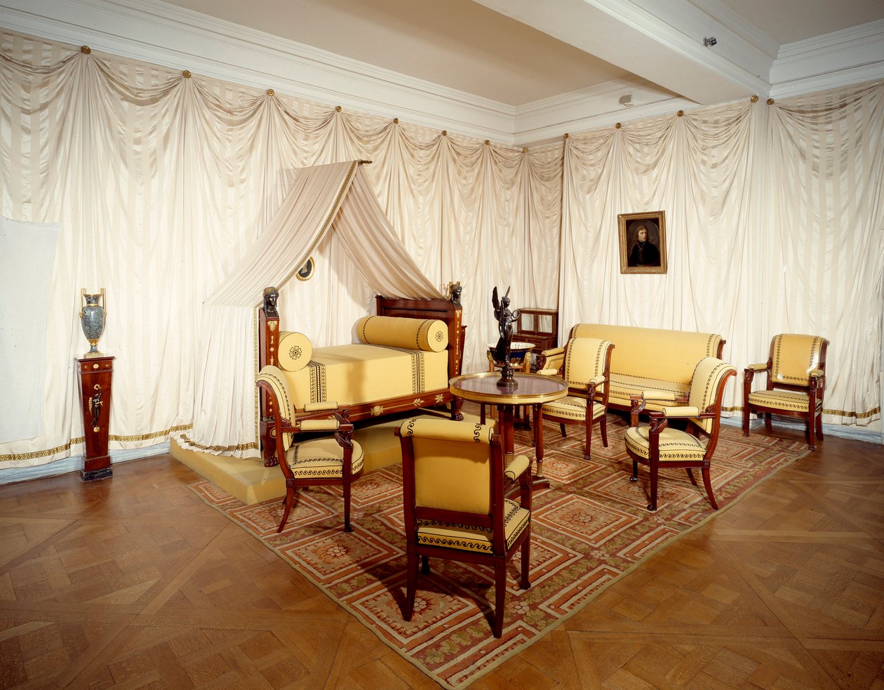 Kilátás I. Napóleon császár (1769-1821) szobájára a Malmaison kastélyban, a Rueil Malmaisonnál. alkotó: French School