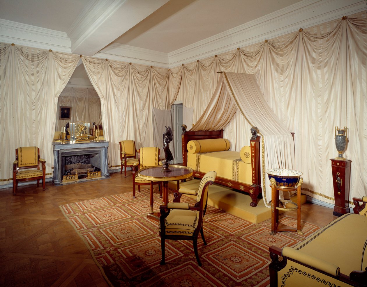 Kilátás I. Napóleon császár (1769-1821) szobájára a Malmaison kastélyban, a Rueil Malmaisonnál. alkotó: French School