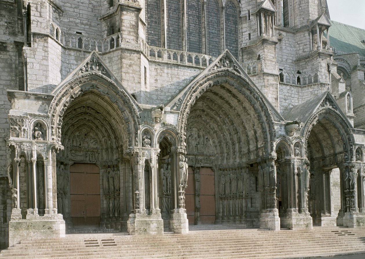 Kilátás az északi kereszthajó három portáljára alkotó: French School