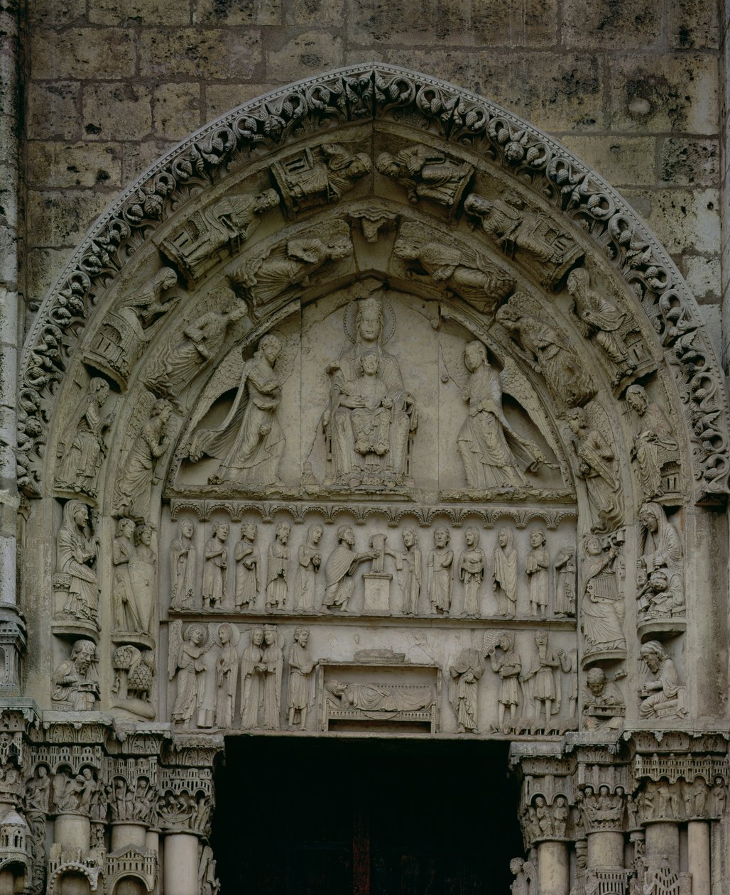 Kilátás a Madonnát és a trónoló gyermeket ábrázoló timpanonra, a Királyi Portál déli ajtaja, 1145-50 körül alkotó: French School