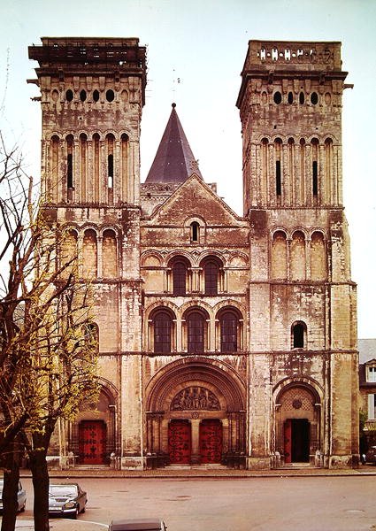 Kilátás a La Trinite, Abbaye aux Dames nyugati homlokzatára alkotó: French School