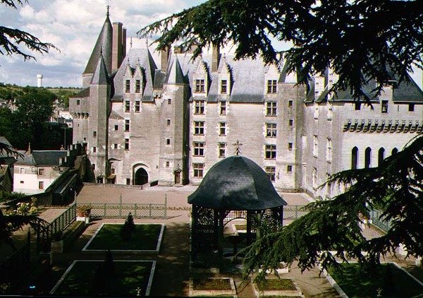 Kilátás a felújított kastély nyugati homlokzatára, amely 1465 körül épült Jean Bourre, XI. Lajos francia miniszter számára (lásd még: 8768486) alkotó: French School