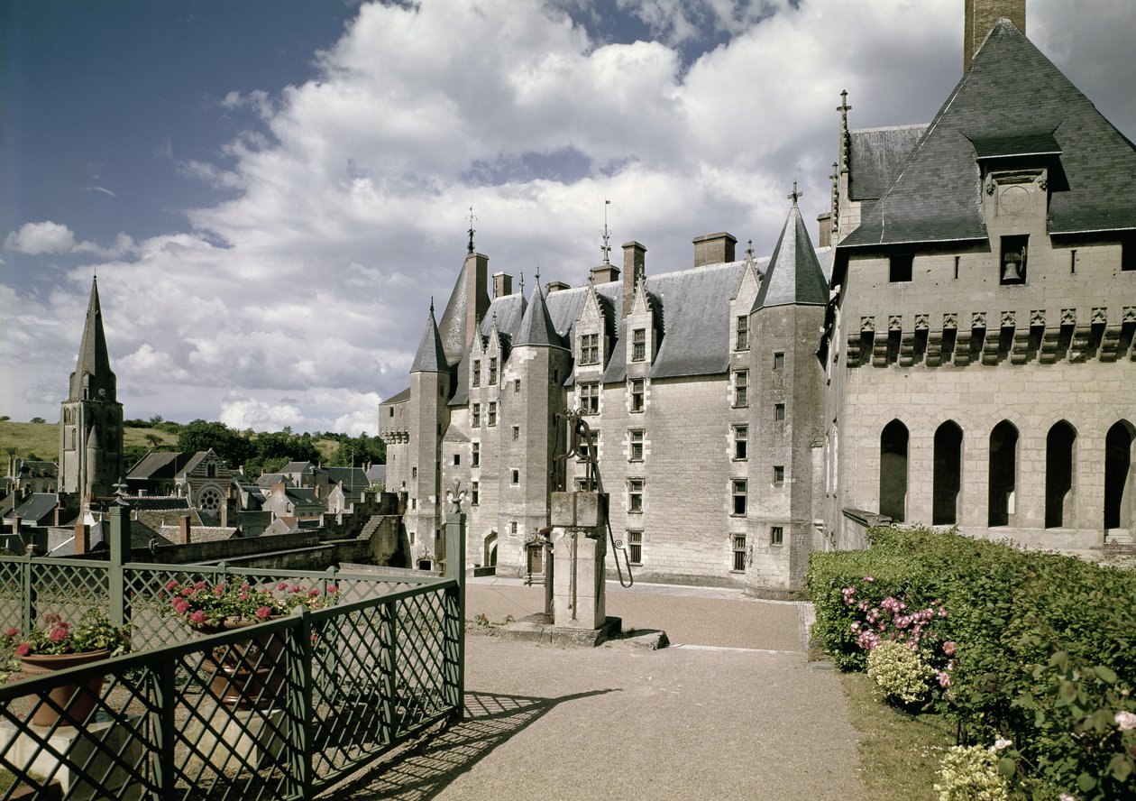 Kilátás a felújított kastély nyugati homlokzatára, amelyet Jean Bourre, XI. Lajos francia miniszternek építettek, 1465 körül (lásd még: 87684-85) alkotó: French School