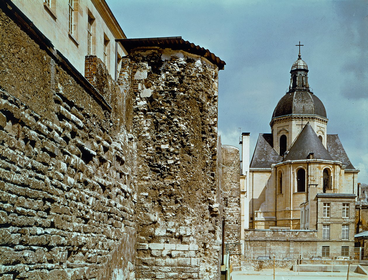 Philippe Auguste fala (1165-1223) rue des Jardins Saint-Paul alkotó: French School