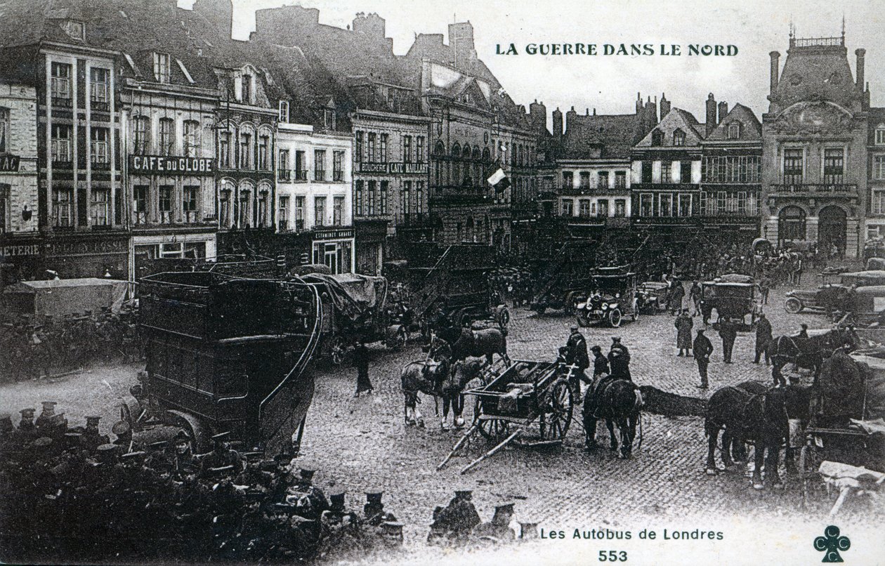 Háború északon: a brit expedíciós erők londoni buszai a Bethune főterén 1915-ben (photolith) alkotó: French School