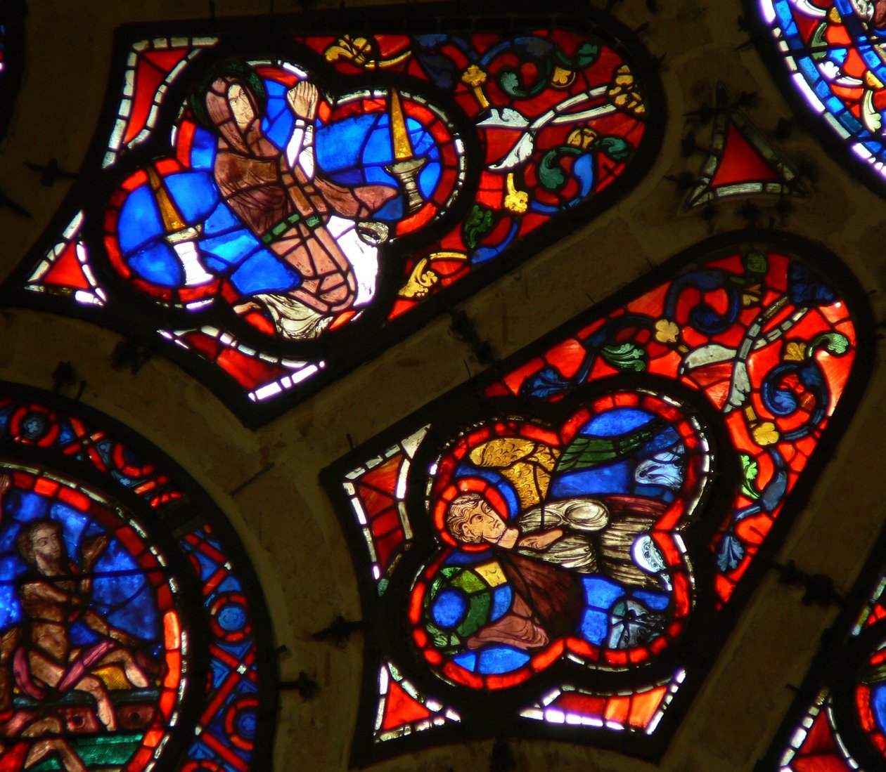 A Ww ablak egy apostolt ábrázol? és egy angyal alkotó: French School