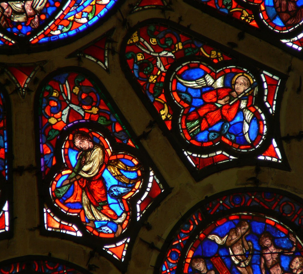 Ww ablak angyalokat ábrázol, az egyik passióhangszerrel, a másik trombitával alkotó: French School