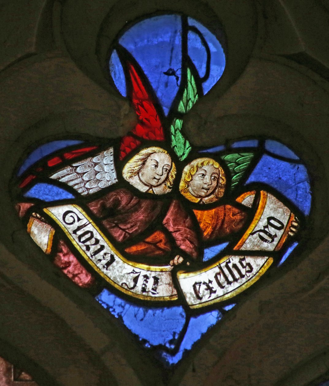 Angyalokat ábrázoló ablak: "Gloria in excelsis Deo" (ólomüveg) alkotó: French School