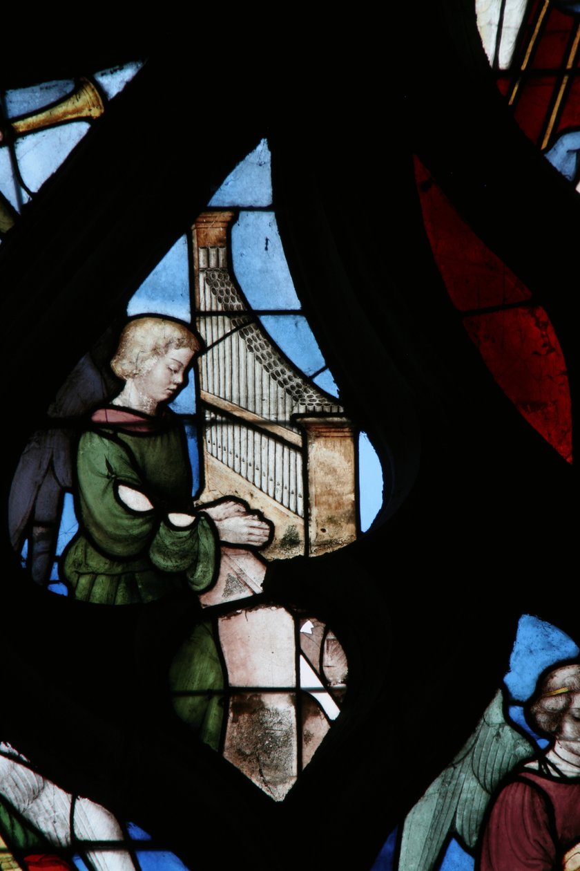 Zenés angyalt ábrázoló ablak alkotó: French School