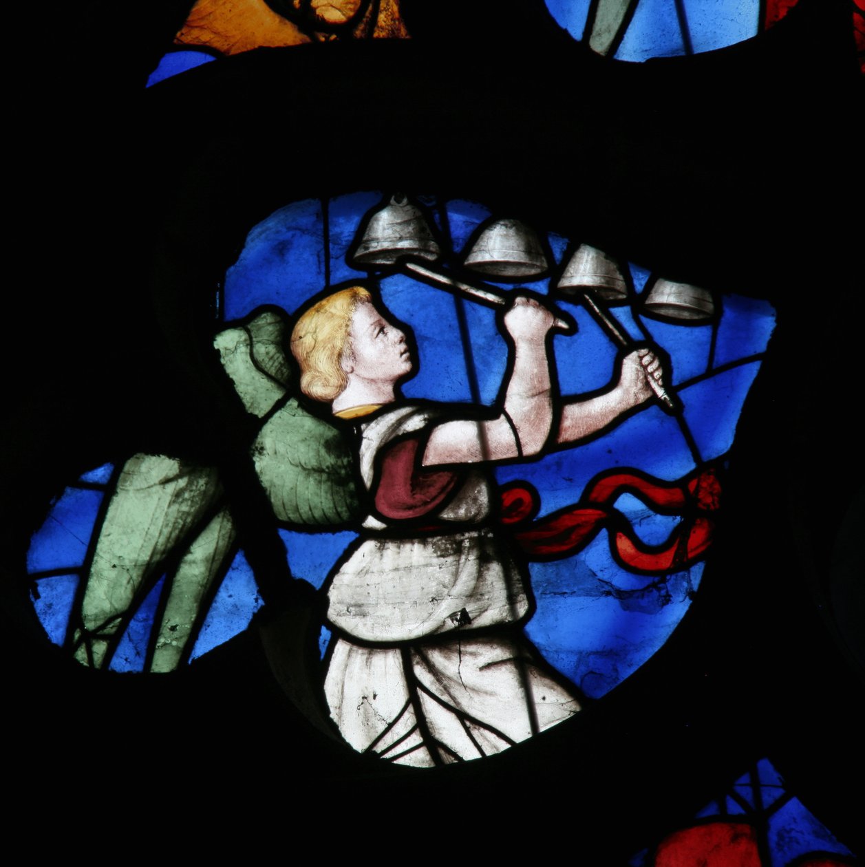 Zenés angyalt ábrázoló ablak alkotó: French School