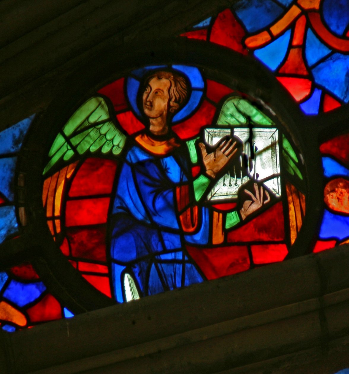 Ablak w141, amely egy angyalt ábrázol hangszerrel alkotó: French School