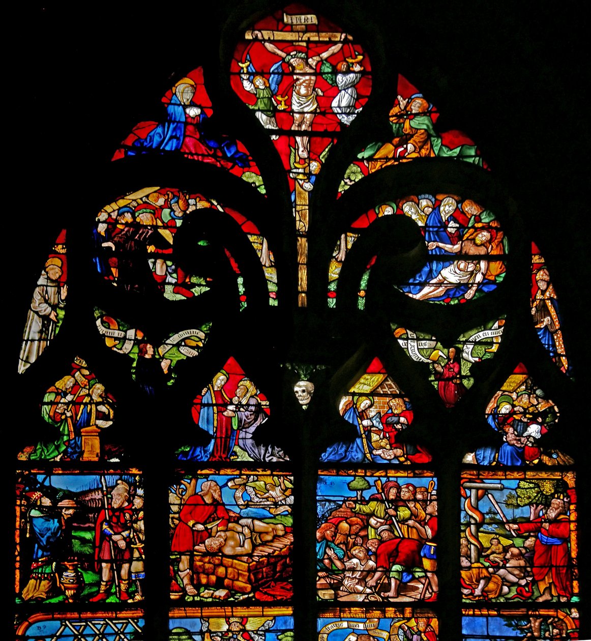 W1 ablak, amely a keresztre feszítést ábrázolja Máriával és Jánossal, a Via Crucist, a lerakódást alkotó: French School