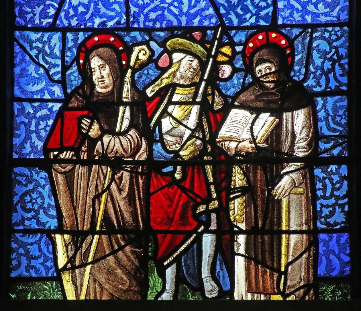 A w20-as ablak Szent Domonkost és Szent Ferencet egy kardot tartó lovaggal ábrázolja alkotó: French School