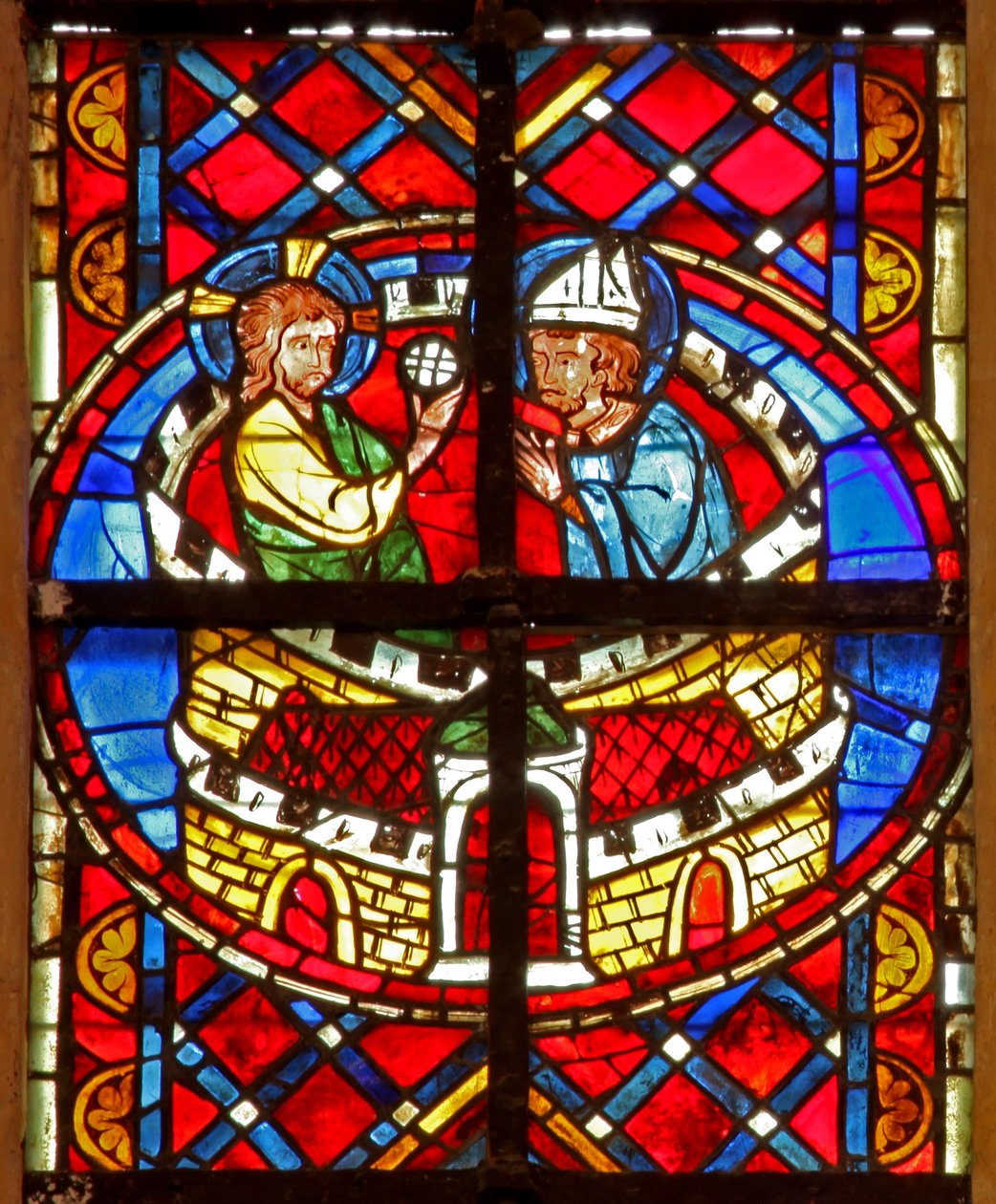 A w211-es ablak, amely Szent Dénest ábrázolja, áldozásban részesül a börtönben alkotó: French School